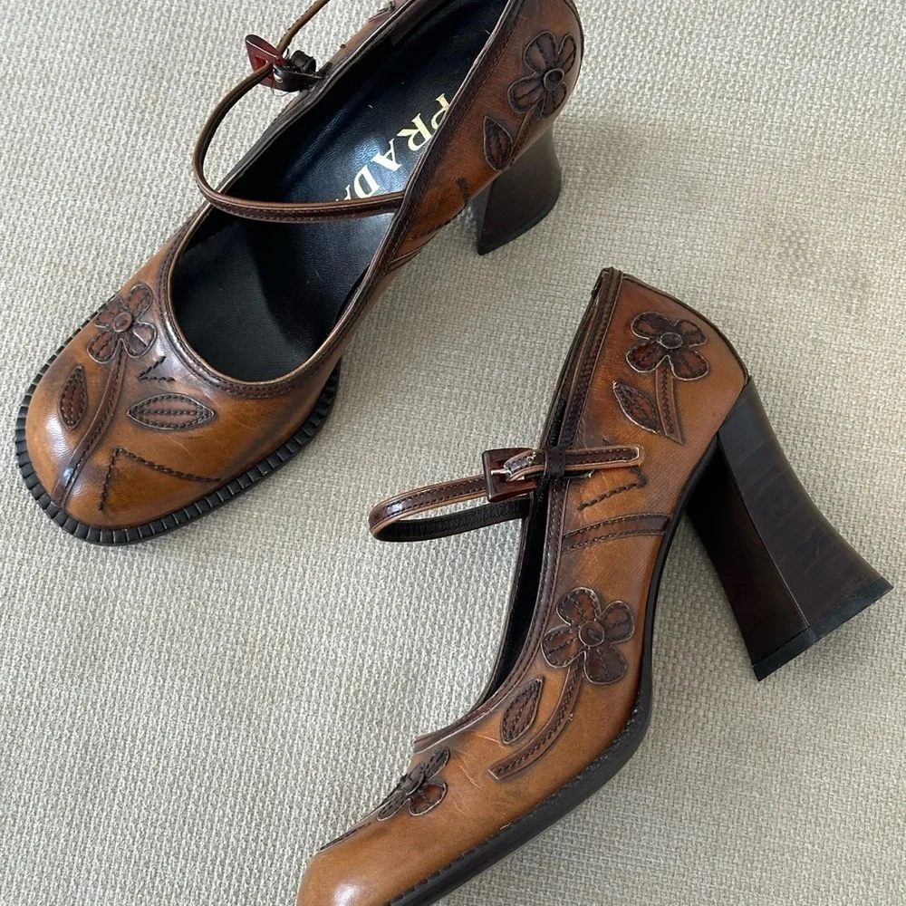 VINTAGE 1999 PRADA LEATHER FLORAL MARY JANE HEELS - Picture 2 of 11
